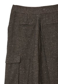 Brauerock mit Struktur und Sprenkeln in Weiß und Orange, ausgestattet mit zwei Seitentaschen und einem plissierten Design an der Taille.