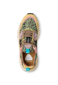 Sneaker multicolore con una tomaia a stampa animale verde, dettagli gialli, rosa e viola, suola maculata e soletta in sughero texturizzato.