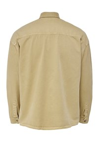 Camicia beige a maniche lunghe vista da dietro, con colletto classico, polsini abbottonati e dettagli di cucitura visibili sulle spalle.