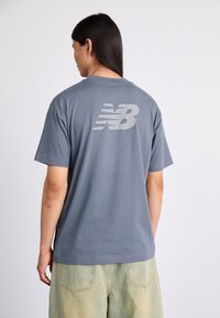New Balance SPORT ESSENTIALS LOGO - Triko s potiskem - graphite