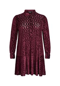 Burgundowa sukienka z koronką, z długimi rękawami, z przodem na guziki, kołnierzykiem i plisowanym dołem; ma skomplikowane wzory kwiatowe i teksturowany materiał.