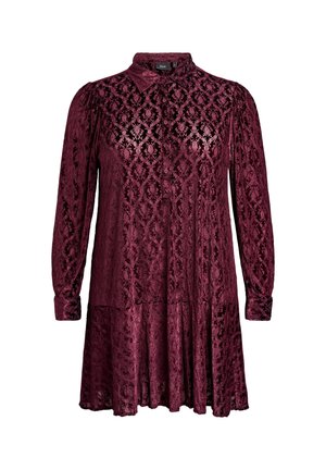 Bordo čipkana haljina s dugim rukavima, prednjim kopčanjem na dugmadi, kragnom i plisiranom suknjom; sadrži složene cvjetne uzorke i teksturiranu tkaninu.