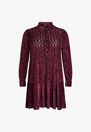 Bordo mežģīņu kleita ar garām piedurknēm, pogu aizdari priekšpusē, apkakli un svārku ar krokām; rotāta ar sarežģītiem ziedu rakstiem un teksturētu audumu.