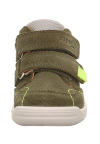 Grüner Wildlederschuh mit zwei Klettverschlüssen, runder Zehe und weißer Gummisohle. Verfügt über neongrüne Nähte und eine Mesh-Zunge.