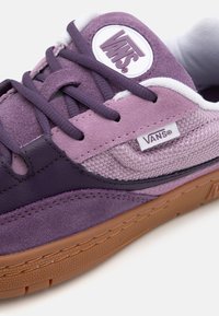 Fialové semišové a sieťovinové tenisky s gumovou podrážkou, s bielou nášivkou loga Vans a čiernymi akcentmi na boku.
