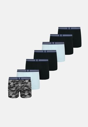 Επτά ζεύγη αντρικών μπόξερ σε μαύρο, ανοιχτό μπλε και γκρι καμουφλάζ, το καθένα με ναυτικό μπλε μέση με λευκές ρίγες και λογότυπο.