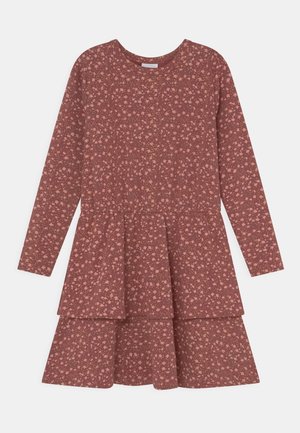 Langärmliges Kleid aus weinrotem Stoff mit floralem Muster in Hellrosa. Verfügt über ein gestuftes Design und einen runden Ausschnitt. Weiche Textur.