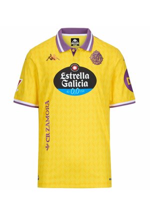 Gelbes Trikot mit kurzen Ärmeln und einem strukturierten Blattmuster. Mit lila Akzenten, einem Kragen und Logos, darunter "Estrella Galicia".