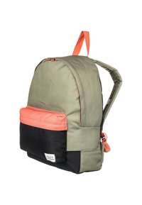 Oliwkowy plecak z nylonu z koralową górną kieszenią, czarnym dołem i regulowanymi szelkami. Charakteryzuje się prostokątnym kształtem i naszywką logo z przodu.