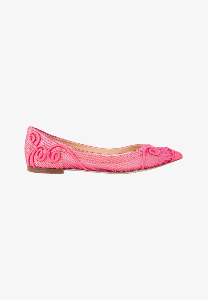 Chaussure de ballet plate en mesh rose avec un bout pointu et des volutes décoratives sur le bout et le talon, présentant une petite semelle marron.