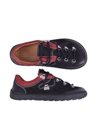 Chaussures de randonnée en cuir noir et rouge avec semelles épaisses, œillets métalliques et lacets noirs, vues de dessus et de côté.