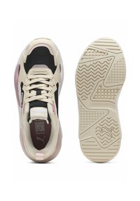 Sneakers med en överdel i mesh i svart, beige detaljer och en strukturerad beigesula. Designen inkluderar snörning och en subtil logotyp.