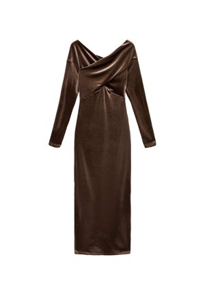 Braunes Samtkleid mit langen Ärmeln, einem off-shoulder drapierten Ausschnitt und einem taillierten Oberteil. Es zeichnet sich durch eine glatte Textur und ein bodenlanges Design aus.