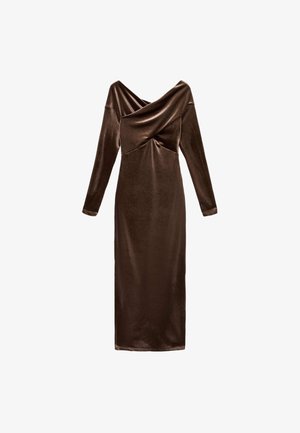 Brun sametklänning med långa ärmar, axelbandslös draperad halsringning och figurnära överdel. Har en slät textur och golvlång design.