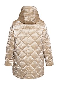 Giacca imbottita di un leggero colore beige con cappuccio. Presenta un motivo a rombi e una texture liscia e lucida. Maniche corte e design lungo fino ai fianchi.