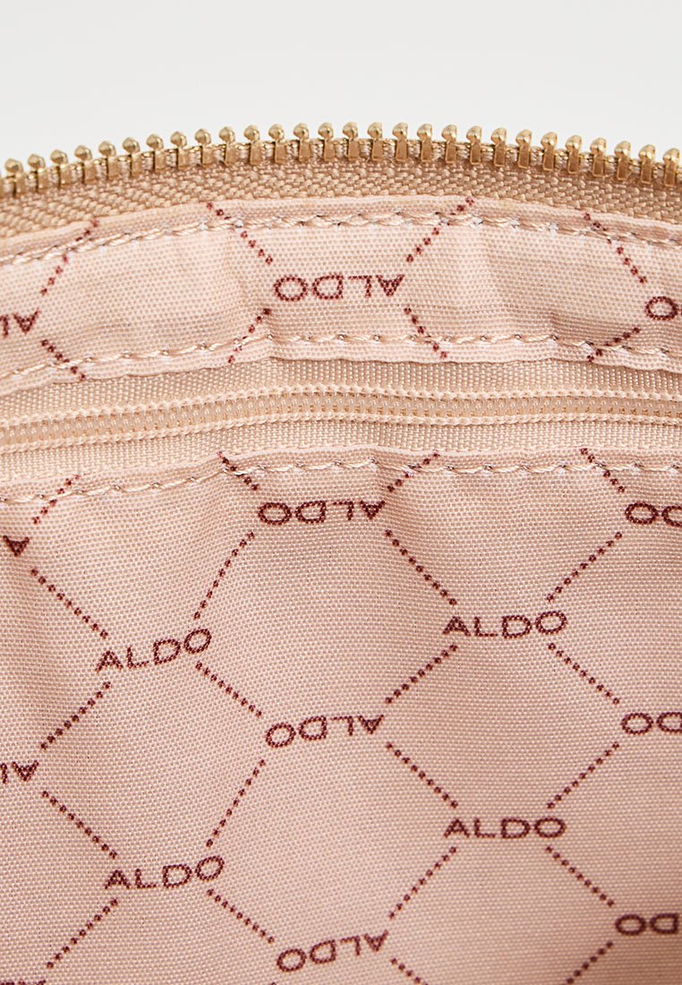 Helle rosa Stofftasche mit goldenem Reißverschluss, die ein sich wiederholendes Diamantmuster und "ALDO" in Burgunderrot zeigt. Innen sind Kartenfächer enthalten.