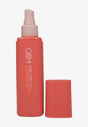 Flacone spray corallo con un beccuccio rosa, con testo bianco etichettato "O&M CURL CURL SPRAY." Il tappo è corto e cilindrico.