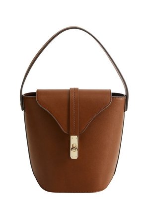 Sac à main en cuir marron avec un rabat courbé et un fermoir rotatif doré, doté d'une anse unique et robuste.