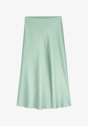 Jasnozielona, satynowa spódnica do kolan z rozszerzanym dołem i gładką fakturą, przedstawiona na białym tle.
