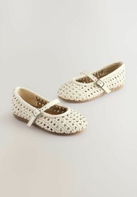 Vita vävda ballerina-skor med rund tå, Mary Jane-rem och strukturerad yta. Platt sula och en lätt, ventilerande design.