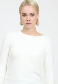 INFLUENCER CREW-NECK - Strickpullover - milk