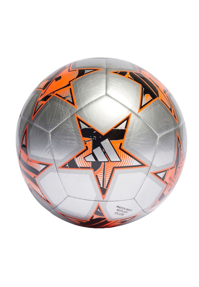 Pallone da calcio argento con motivi a stella neri e arancioni, materiale sintetico liscio, finitura lucida, con etichetta stampata "MATCH BALL REPLICA CLUB".