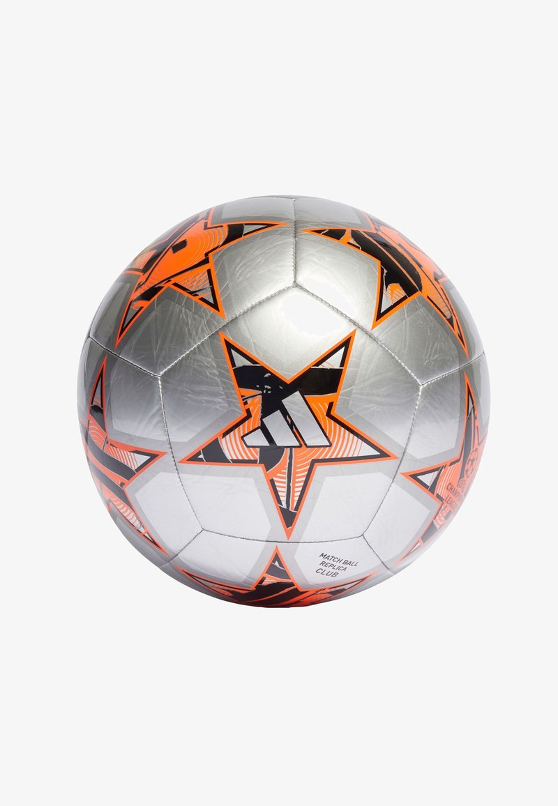 Pallone da calcio argento con motivi a stella neri e arancioni, materiale sintetico liscio, finitura lucida, con etichetta stampata "MATCH BALL REPLICA CLUB".