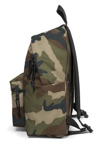 Mochila de patrón de camuflaje con forma rectangular, fabricada en tela duradera. Presenta dos bolsillos laterales y correas negras.