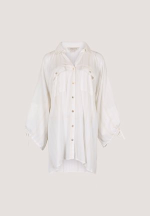 Weißes, gestreiftes Hemd mit zwei Brusttaschen, hochgerollten Ärmeln und einem asymmetrischen Saum. Hergestellt aus leichtem, weichem Stoff.