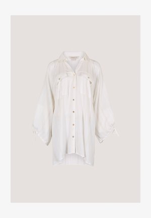 Weißes, gestreiftes Hemd mit zwei Brusttaschen, hochgerollten Ärmeln und einem asymmetrischen Saum. Hergestellt aus leichtem, weichem Stoff.