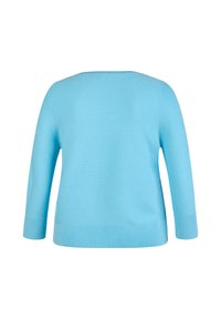 Hellblauer Pullover aus Strickstoff, mit rundem Halsausschnitt und dreiviertellangen Ärmeln, die mit gerippten Bündchen und Saum versehen sind.