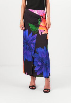 Jupe maxi à imprimé floral en noir avec des fleurs violettes et orange. Dotée d'un détail torsadé à la taille et d'une silhouette près du corps.