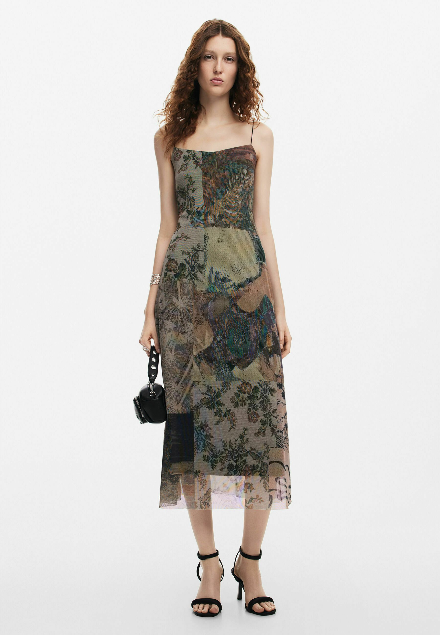 Robe Desigual Taille M Imprimé Floral - Manches Courtes, Coupe évasée, Occasion Très Bon état