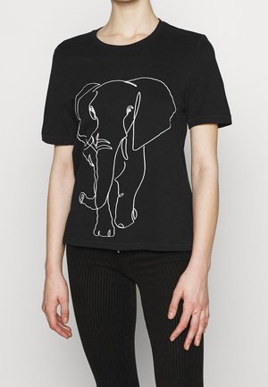Personne portant un t-shirt noir à manches courtes avec un dessin à ligne blanche continue d'un éléphant sur le devant.