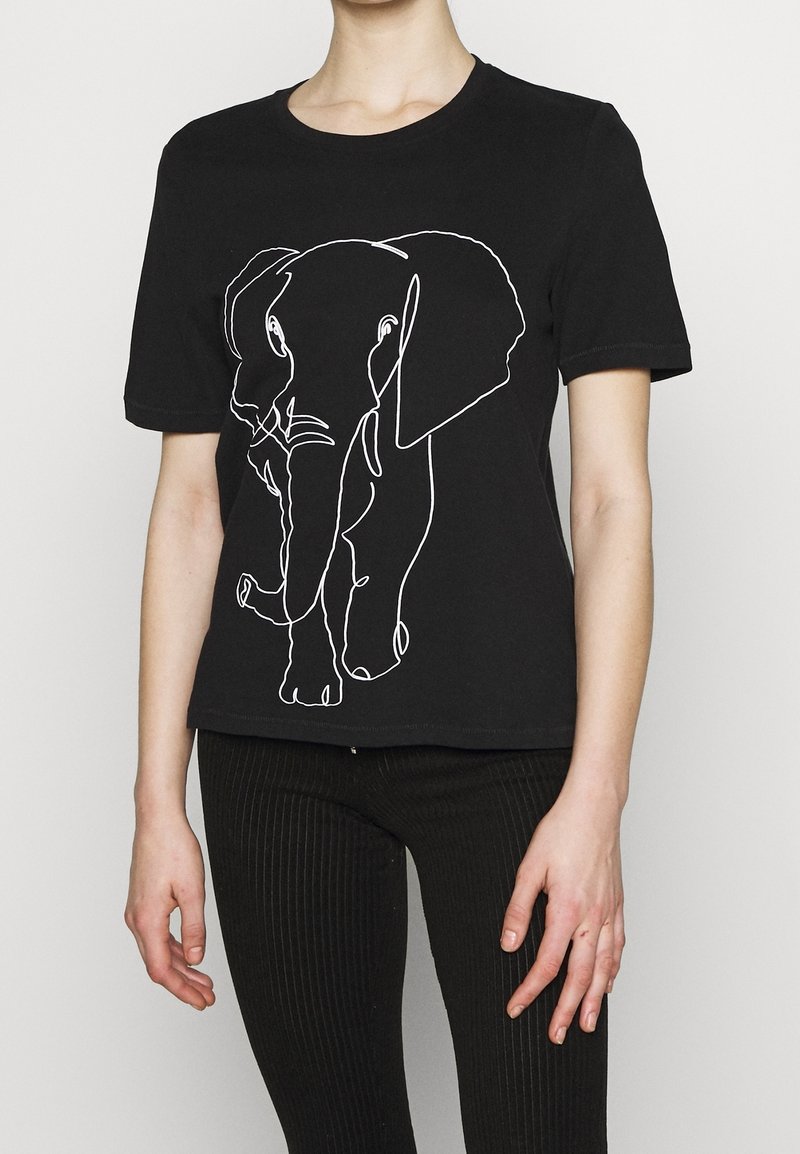 Personne portant un t-shirt noir à manches courtes avec un dessin à ligne blanche continue d'un éléphant sur le devant.