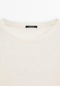 Pull en maille couleur crème avec encolure arrondie et étiquette de marque Massimo Dutti noire cousue à l'intérieur du col.