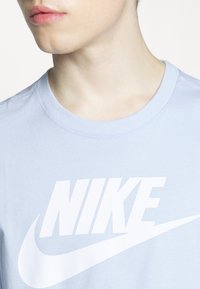 Nike Sportswear TEE ICON FUTURA  - Apdrukāts T-krekls - light marine/white