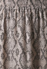 Mønstret stoff med et slangeskinn-design i grå- og beige nyanser, med en teksturert og mykt samlet midjebånd.