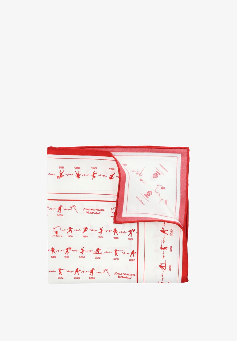 Jedwabny szalik z białym tłem i czerwonymi konturami, z wzorami postaci w różnych pozach oraz etykietami rocznymi wzdłuż brzegów. Czerwony brzeg.