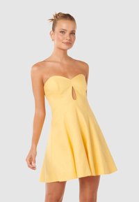 Forever New MARIAM CONTOURED MINI - Cocktailkjole - mango lassi