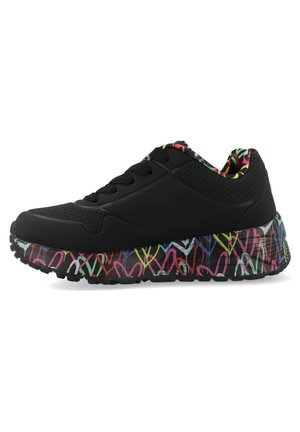 Sneaker nera con una finitura testurizzata, caratterizzata da un motivo a cuori colorato sulla suola e un accento multicolore sul colletto.