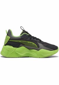 Chaussure de sport noire et vert fluo, composée de matériaux en maille et synthétiques, avec des superpositions texturées et un design de semelle épaisse agrémenté d'accents géométriques.