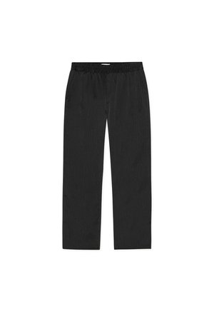 Μαύρο παντελόνι με ελαστική μέση και ίσια γραμμή. Κατασκευασμένο από ελαφρύ, υφασμάτινο υλικό με διακριτικό κάθετο ριγέ μοτίβο.
