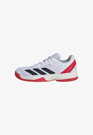Chaussure de sport blanche avec des accents en maille grise et des bandes noires. Dotée d'une semelle et d'un talon en caoutchouc rouge, étiquetée "COURTFLASH."