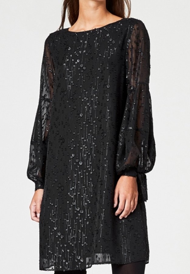 Robe noire mi-longue aux genoux avec des manches longues bouffantes en voile et des motifs verticaux en perles pailletées sur le devant.