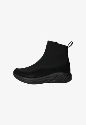 Zwarte enkellaars met een slanke, gladde bovenkant van stof en suede. Beschikt over een gestructureerde zwarte rubberen zool met een golfpatroon.
