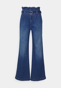Jeans de mezclilla de cintura alta con una cinturilla fruncida, una hebilla de cinturón metálica circular y piernas anchas acampanadas en un lavado azul medio.