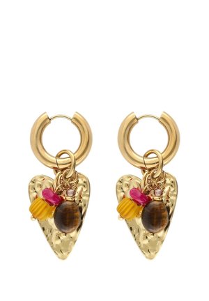 Pendientes de aro dorados con colgantes de corazón martillado, adornados con cuentas ovaladas en amarillo, rosa y marrón.