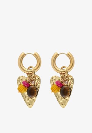 Gouden creooloorbellen met gesmede hartvormige hangers, versierd met gele, roze en bruine ovale kralenbedeltjes.
