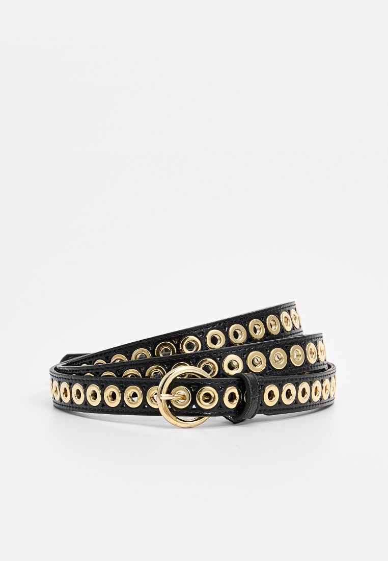 Schwarzer Leder-Gürtel mit goldenen Ösenakzenten und einer runden Schnalle, die eine strukturierte Oberfläche und ein flexibles, verstellbares Längen-Design aufweist.